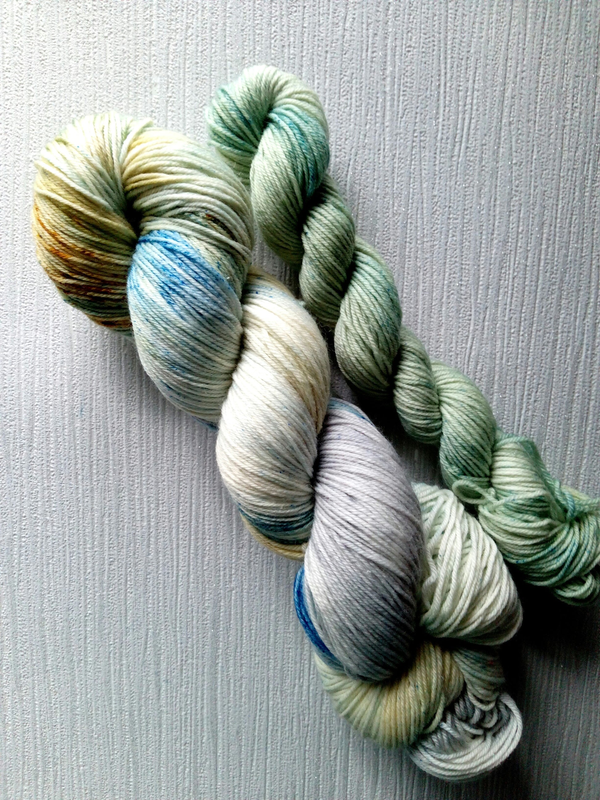 Waterlilies handdyed yarn Sockset.  image 0